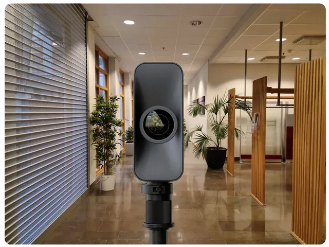специалист Matterport проводит 3D-сканирование жилого дома в Ташкенте
